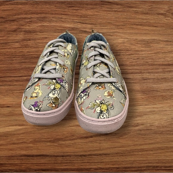 Disney x TOMS Grey Seven Dwarfs Printed Canvas Sneakers Youth Size 2. - Picture 2 of 10